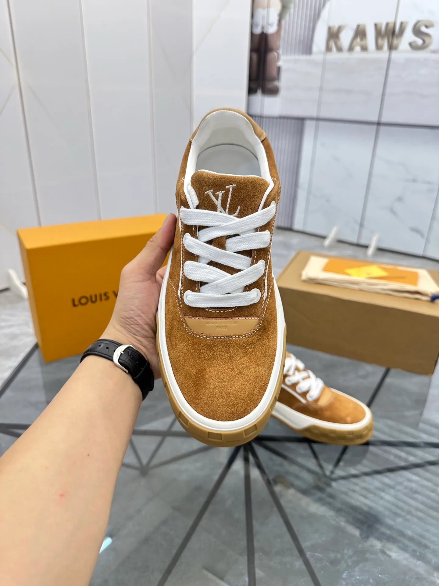 Men's shoes for sale 💰: 💰P660¥ Top quality Comes with airplane case Product trademark: LV* "Louis Vuitton*" low-top casual shoes Regular size: 35-44 (can be customized to 45) Couple style Product materials: imported nubuck leather upper, sheepskin lining, original outsole. Number: 819